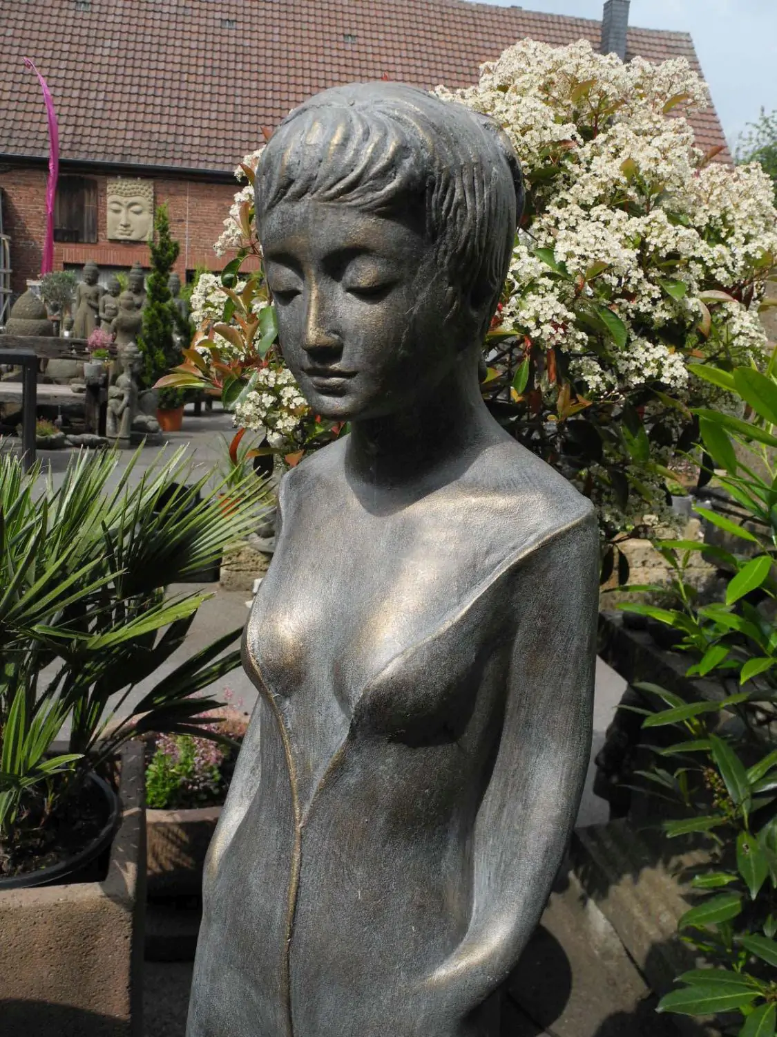  Product image 3 of the product “Standing woman Sybille, 120cm high, cast stone ”